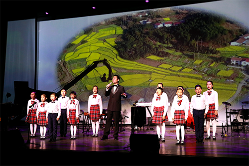 图为盲人演员蒋灿与北京盲校“乐之光”合唱团演唱歌曲《一个也不能少》
