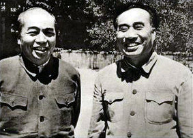 1952年，彭德怀从朝鲜回北京汇报工作期间，和朱德在香山游览时合影。
