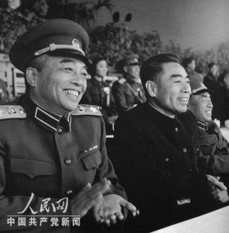 1955年10月15日，中国人民解放军“全军射击与体育检阅大会”在北京先农坛体育场开幕。彭德怀元帅、朱德元帅和周恩来总理在大会主席台上。