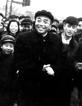 1958年，彭德怀到湖南平江县视察，与人民群众在一起