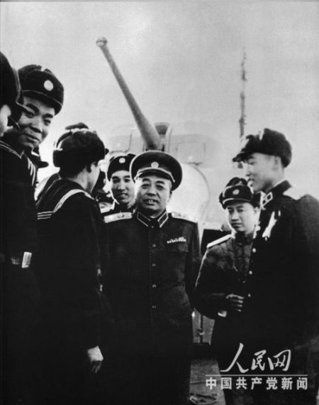 　彭德怀元帅与海军指战员在一起。