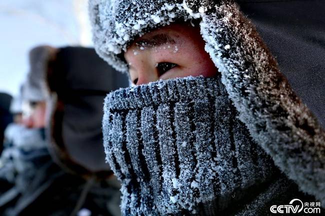 图为1月5日，内蒙古呼伦贝尔边境管理支队室韦、太平边境派出所民警的帽子和面罩上沾满了冰霜。（石昌廷 吕昊俊）