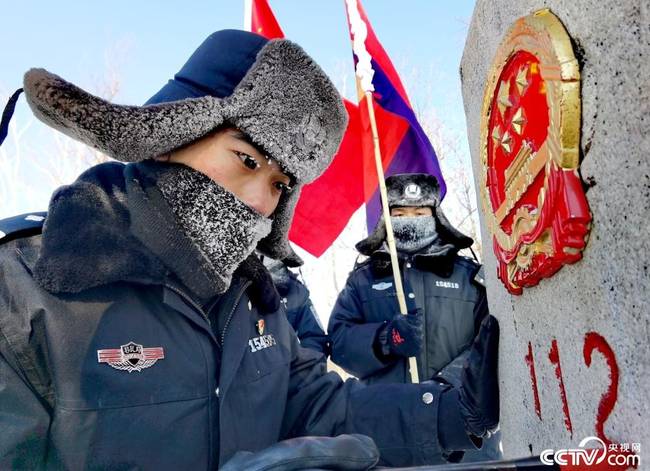 图为1月5日，内蒙古呼伦贝尔边境管理支队室韦、太平边境派出所民警擦拭界碑。（石昌廷 吕昊俊）