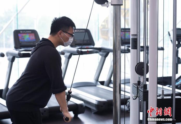 资料图：一位市民在健身房内锻炼。<a target='_blank' href='http://www.chinanews.com/'>中新社</a>记者 侯宇 摄