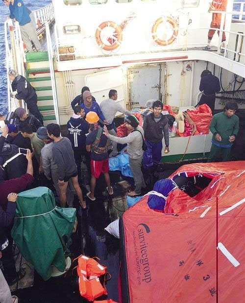 在印度洋海域失火的“金展祥3”号渔船上的救生艇被拖上“源友516”号渔船（图片来自网络）