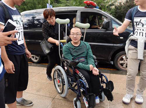 甘肃残疾考生魏祥带着妈妈来到清华大学报到。（图片来源：北青报记者郝羿）