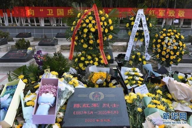 这是在甘肃省兰州市烈士陵园拍摄的社会各界人士给陈红军烈士敬献的花束、花篮（2月23日摄）。新华社记者 范培珅 摄