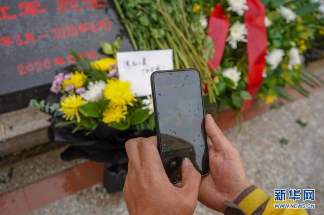在甘肃省兰州市烈士陵园，“外卖小哥”周小荣拍照给网友反馈订单送达信息（3月31日摄）。新华社记者 郞兵兵 摄