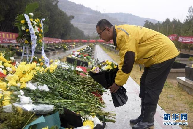 在甘肃省兰州市烈士陵园，“外卖小哥”周小荣代网友向陈红军烈士献花（3月31日摄）。新华社记者 王朋 摄