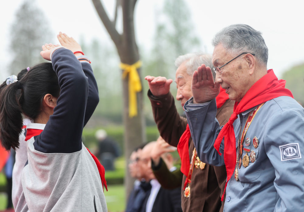 新华全媒+ | 清明祭英烈：当新四军老战士来到战友墓前