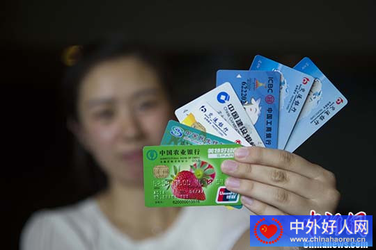 资料图:警方查获的银行卡.河北省宁晋县公安局供图