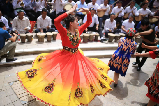 7月20日，新疆和田群众在网红打卡地——团城载歌载舞，欢度古尔邦节。     范凌志摄