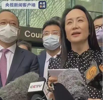 孟晚舟到达！深圳点亮地标，大批市民挤进机场迎接！律师：她没有认罪；外交部也发声了