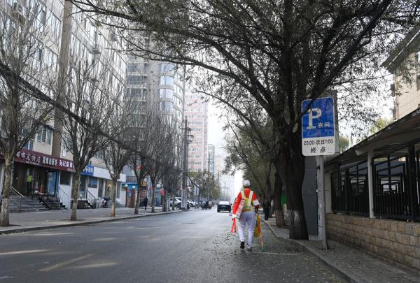 山西太原：80岁老人坚持义务疏导交通11年
