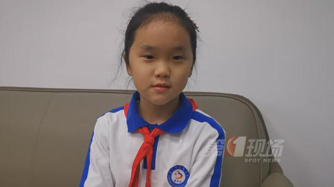 暖心！10歲女孩緊跟2歲男童，一個舉動化險為夷