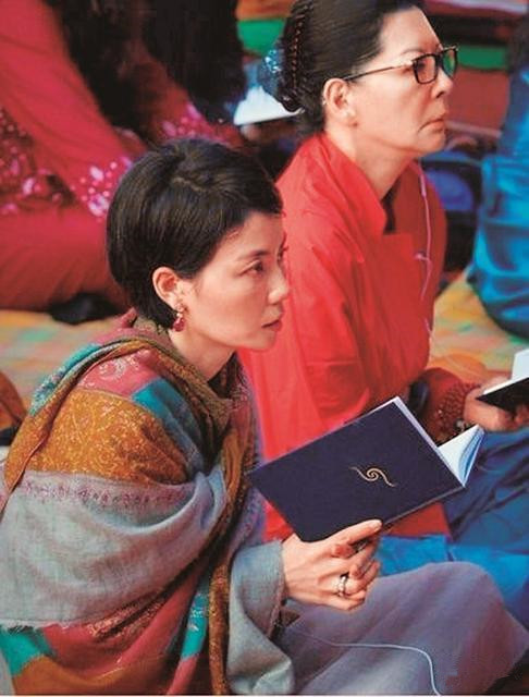王菲2012年赴印度诵经朝拜，图片来源网络。