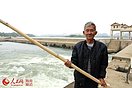 万泉河边的“竹竿爷爷”：一根竹竿撑起上百条生命（3图）