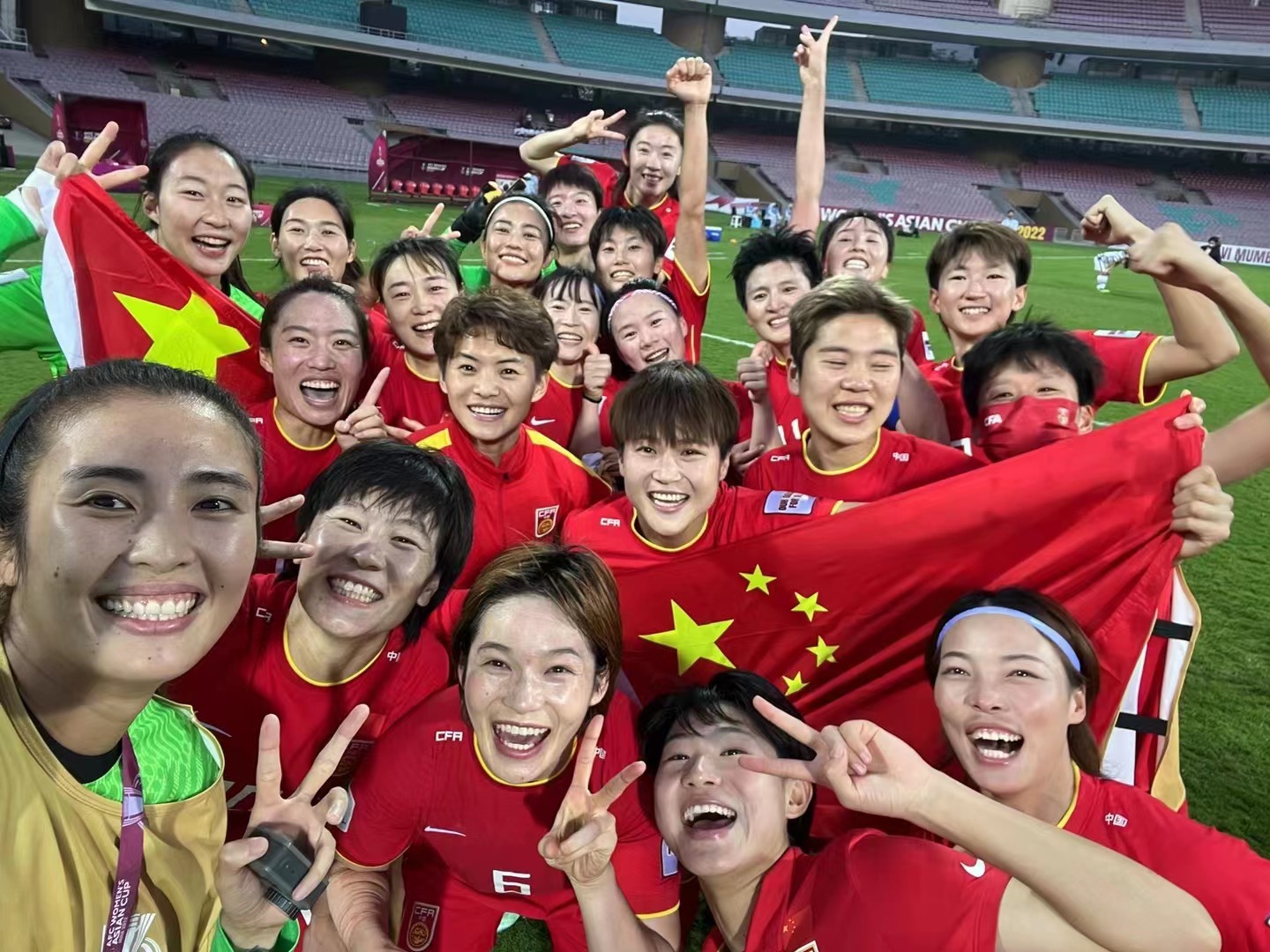 中国女足赛后自拍庆祝。