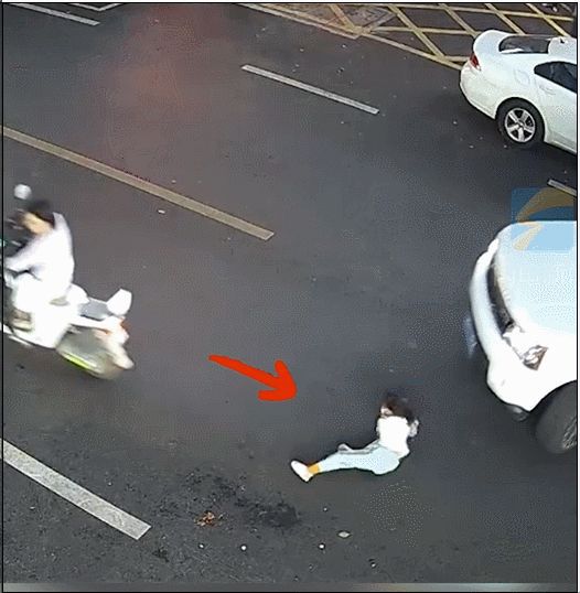 惊险又暖心！女童被卷入车底，路人瞬间集结…… 