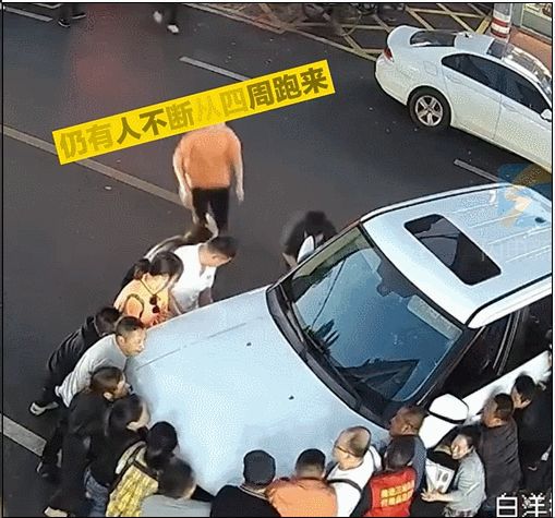 惊险又暖心！女童被卷入车底，路人瞬间集结…… 