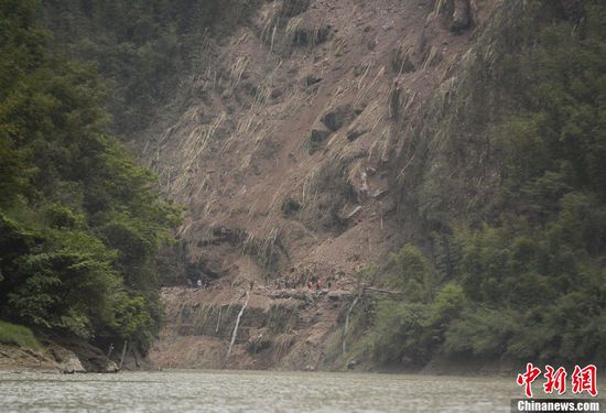 黄金72小时 各方生死救援芦山地震灾区