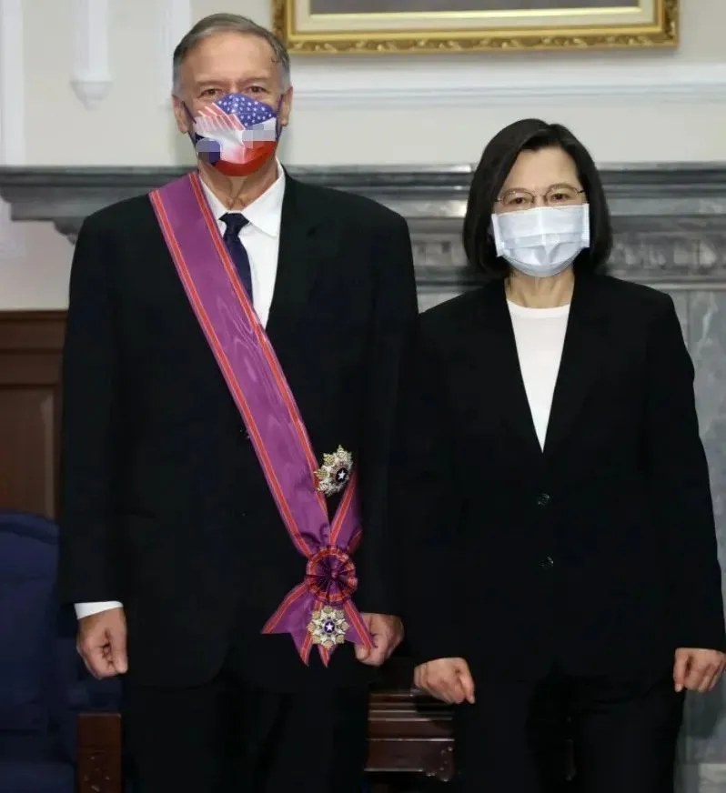 今年3月，美国前国务卿蓬佩奥窜访台湾领受的所谓“特种大绶景星勋章”，级别与卿云勋章相仿。