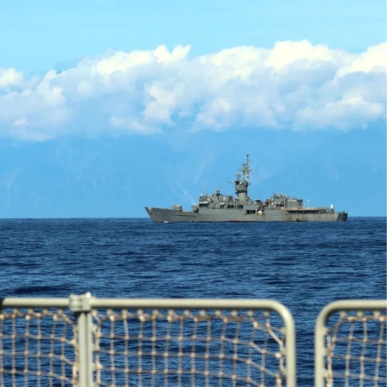8月5日，中国人民解放军东部战区海军继续在台岛周边海域展开实战化训练。这是从我舰拍摄的台舰近景。新华社发