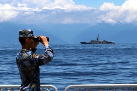 8月5日，中国人民解放军东部战区海军继续在台岛周边海域展开实战化训练。这是某舰官兵在瞭望观察。 新华社发