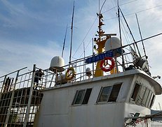 浙江舟山：舍弃数十万元蟹笼，救下16人的渔船船长平安归来（图）