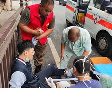 惊险！学生骑车摔倒在车流中，番禺红棉老兵紧急伸援手（2图）