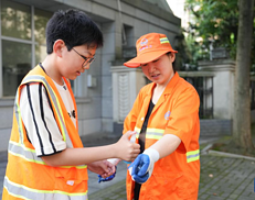 新华全媒+丨“我帮妈妈扫大街”——小手握扫帚 温情暖街头（组图）