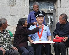 是民警、是“儿子”——申飞飞在太行山中的一线坚守（2图）