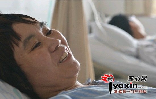 5月7日在郑州人民医院的病房中，母亲潘大想的脸上露出了欣慰的笑容。5月7日摄