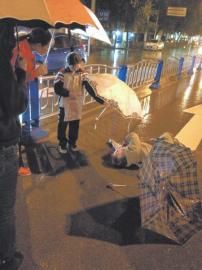初中女生雨中为被撞倒老人撑伞半小时