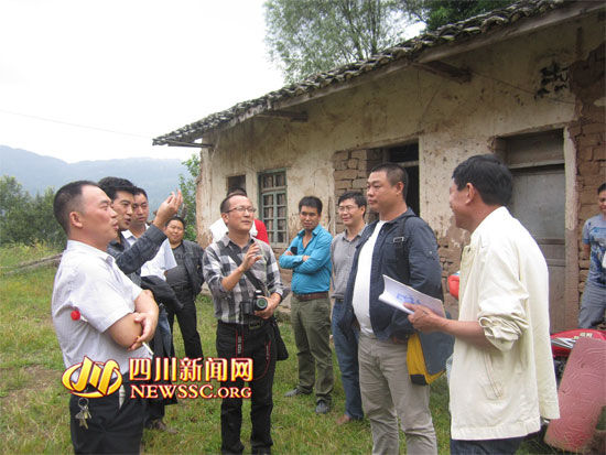 彭腾涛与记者等一行实地考察捐建希望小学事宜。