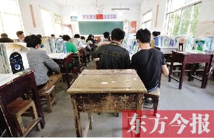 商城县钟铺高三(4)班的教室里，程长江的座位是空的。