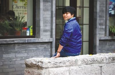 11月8日，柏树胡同，汪荟在她捡钱的地点。新京报记者 薛珺 摄