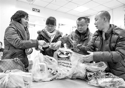 2月7日，众多网友购买刘发（右二）卖的鹅，帮其筹药费。