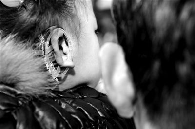 11月17日，小儒重新戴上耳蜗。 新华社记者 李然 摄