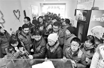 1月28日，郑州众多市民到患癌老板李刚的小面馆吃面。
