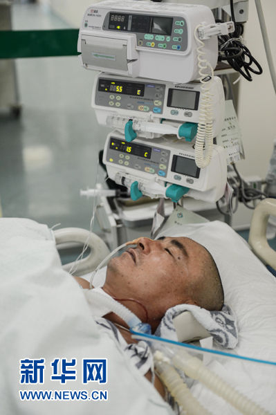 这是正在重症监护室内治疗的李迎福（11月20日摄）。新华社记者 徐昱摄