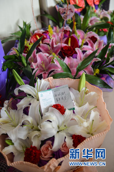 受重伤重症监护室放满了爱心人士看望李迎福时带来的鲜花(11月20日摄)。新华社记者 徐昱摄