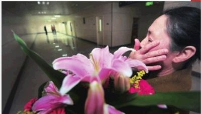 11月19日，湘雅医院呼吸内科ICU外，重病老师的妻子收到三名学生的7000多元钱，望着他们离开的身影，她默默落泪。  记者 李丹  摄